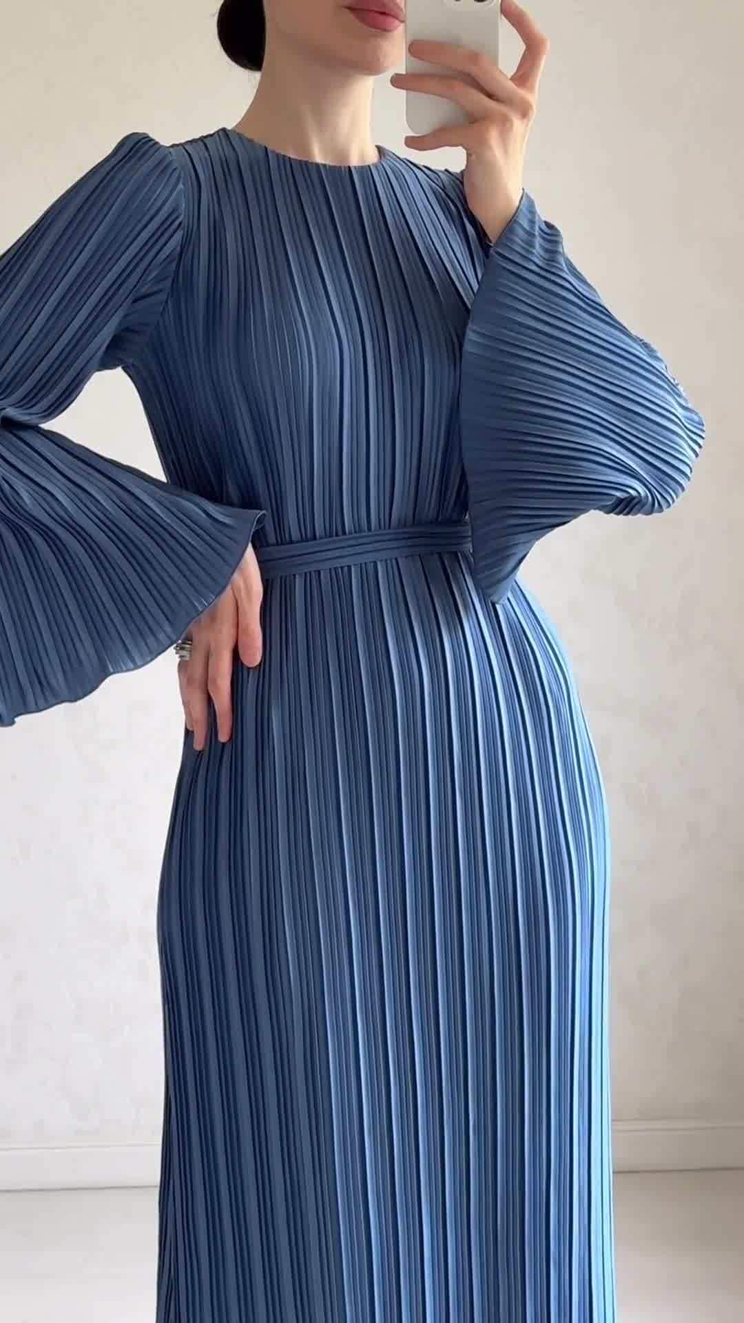 2024 New Fashion Dress Long Women's Casual Solid Color Crewneck Small Size Sleeve Pleated Skirt