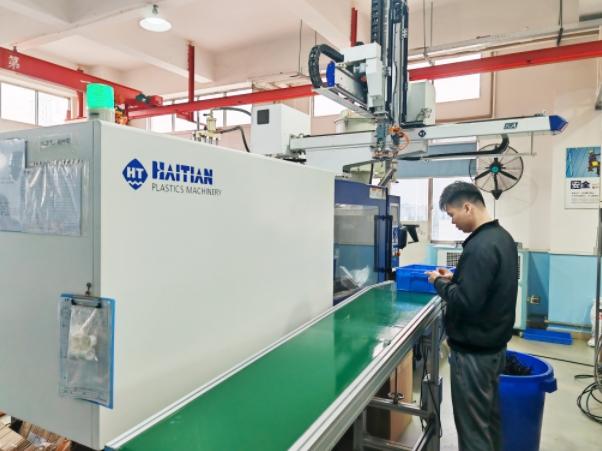 Hot Sale Car Phone Holder Retractable Phone Holder Bracket Suction Cup Foldable Car Phone Holder