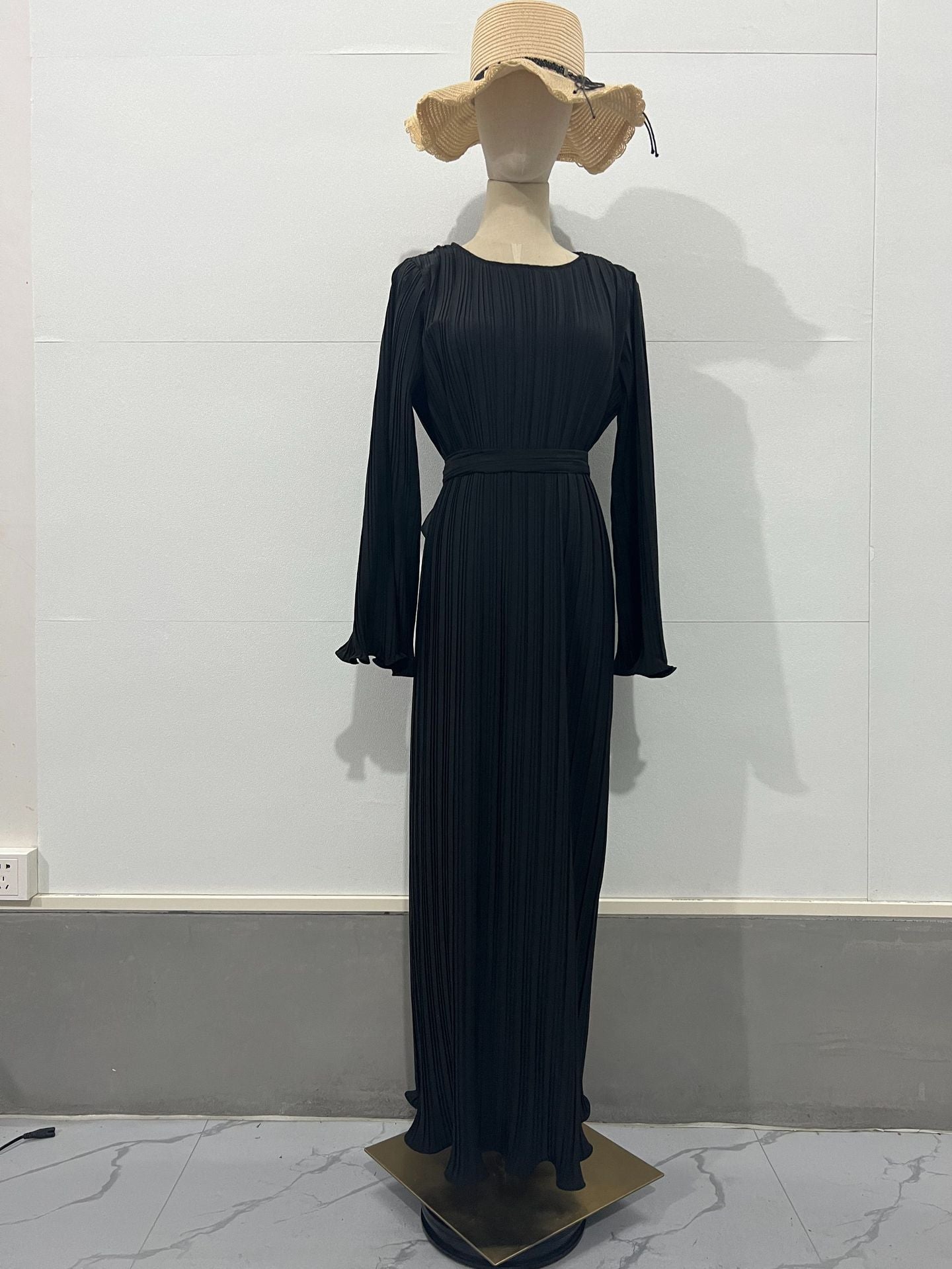 2024 New Fashion Dress Long Women's Casual Solid Color Crewneck Small Size Sleeve Pleated Skirt