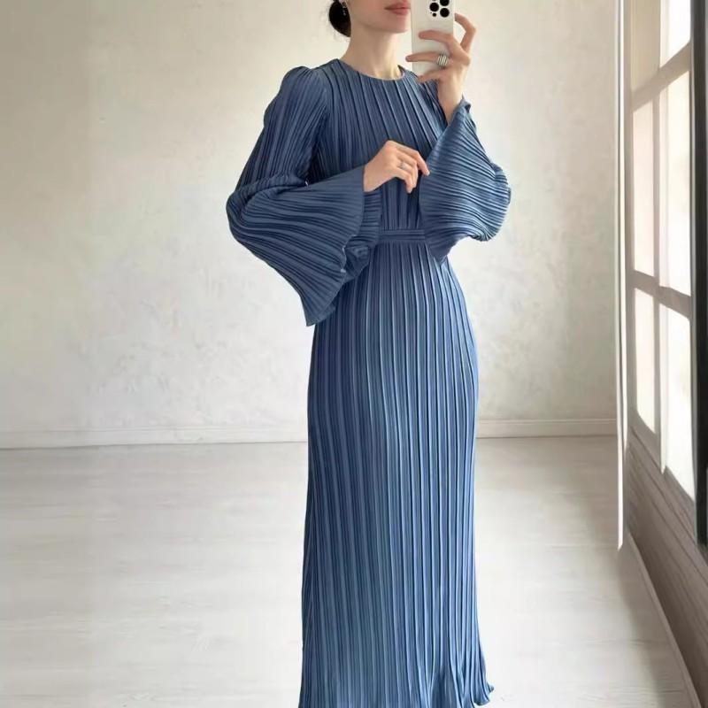 2024 New Fashion Dress Long Women's Casual Solid Color Crewneck Small Size Sleeve Pleated Skirt
