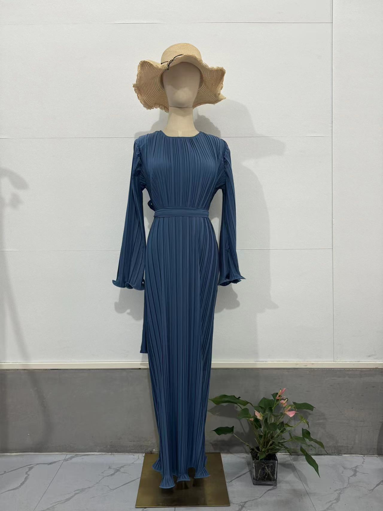 2024 New Fashion Dress Long Women's Casual Solid Color Crewneck Small Size Sleeve Pleated Skirt