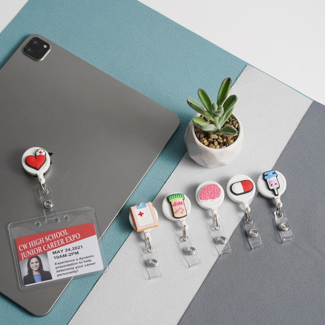 Bestom MOQ 100 32mm Silicone Nurse Accessories Gift ID Card Badge Retractable Reel, Heart-shaped Stethoscope Badge Holder