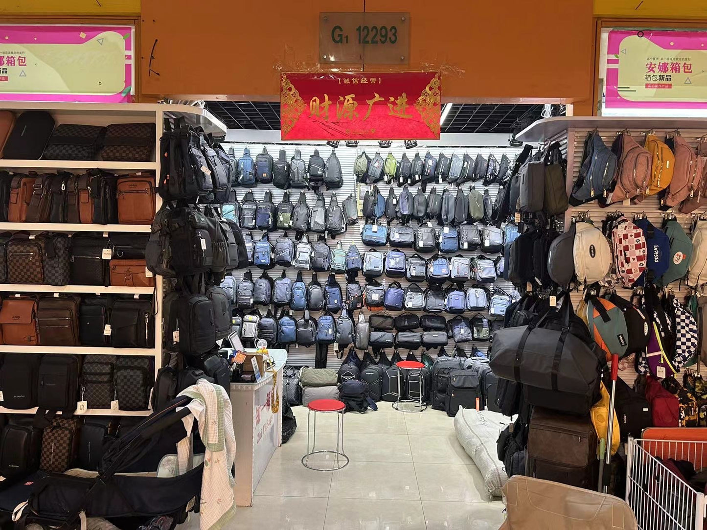 2024 New Men's Leather Chest Bag With Multi-functional USB Fashion Leisure Sports Shoulder Bag Factory Direct -30*15