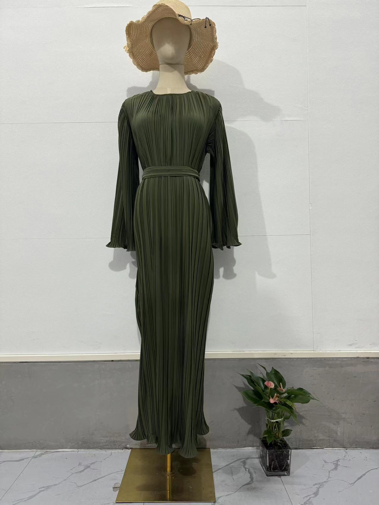 2024 New Fashion Dress Long Women's Casual Solid Color Crewneck Small Size Sleeve Pleated Skirt