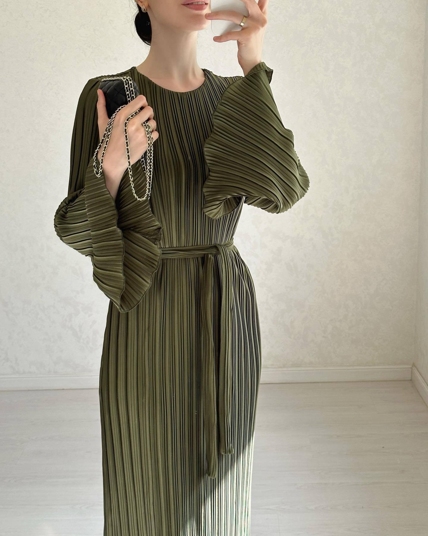 2024 New Fashion Dress Long Women's Casual Solid Color Crewneck Small Size Sleeve Pleated Skirt