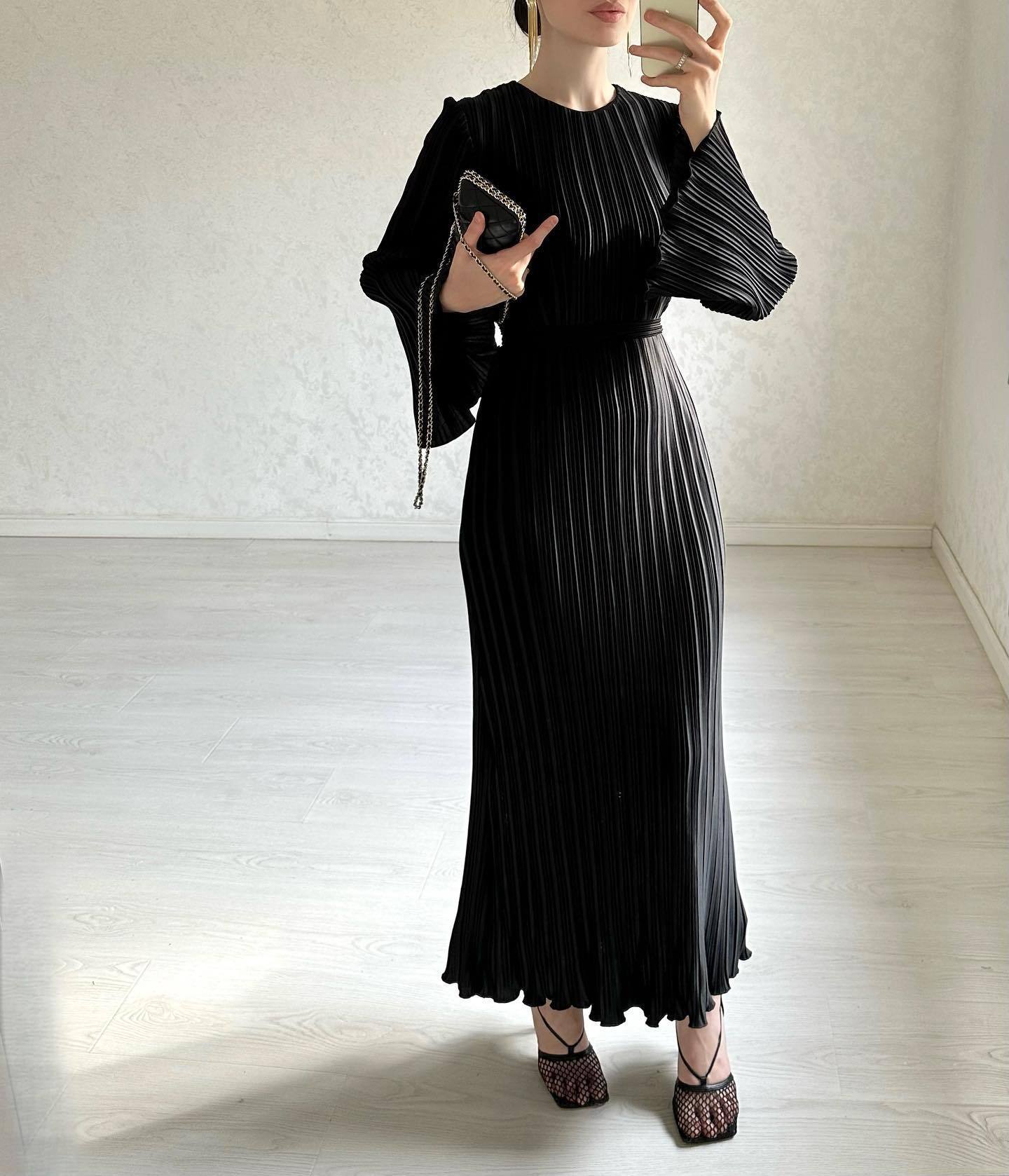 2024 New Fashion Dress Long Women's Casual Solid Color Crewneck Small Size Sleeve Pleated Skirt