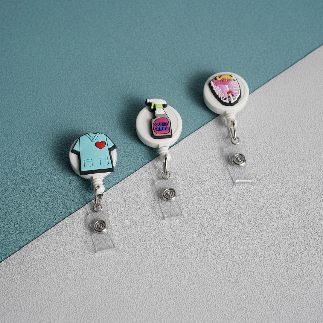 Bestom MOQ 100 32mm Silicone Nurse Accessories Gift ID Card Badge Retractable Reel, Heart-shaped Stethoscope Badge Holder