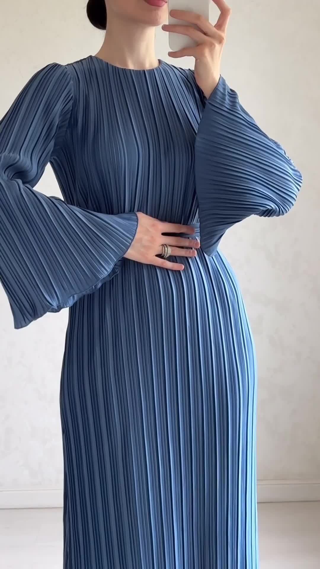 2024 New Fashion Dress Long Women's Casual Solid Color Crewneck Small Size Sleeve Pleated Skirt