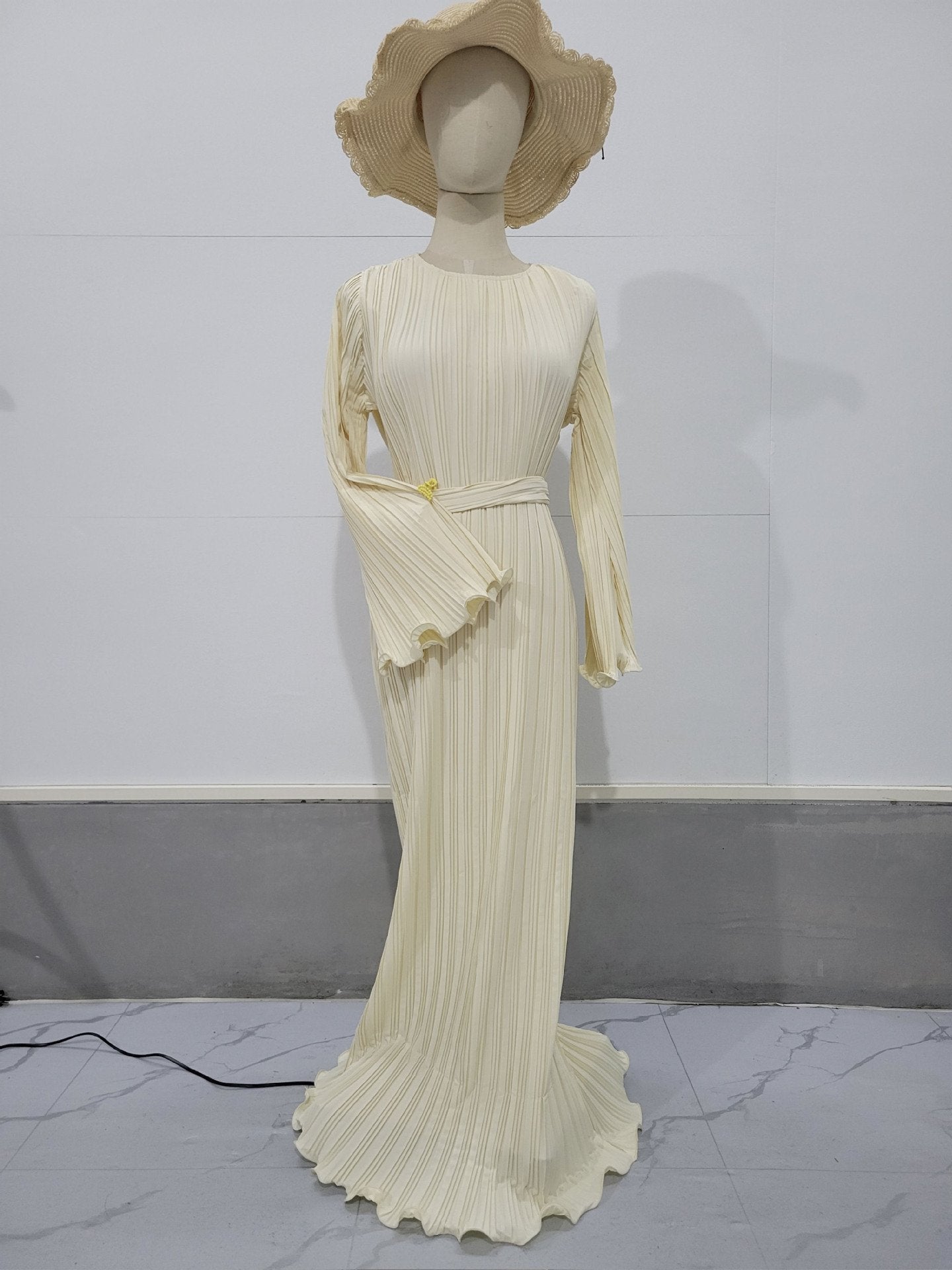 2024 New Fashion Dress Long Women's Casual Solid Color Crewneck Small Size Sleeve Pleated Skirt