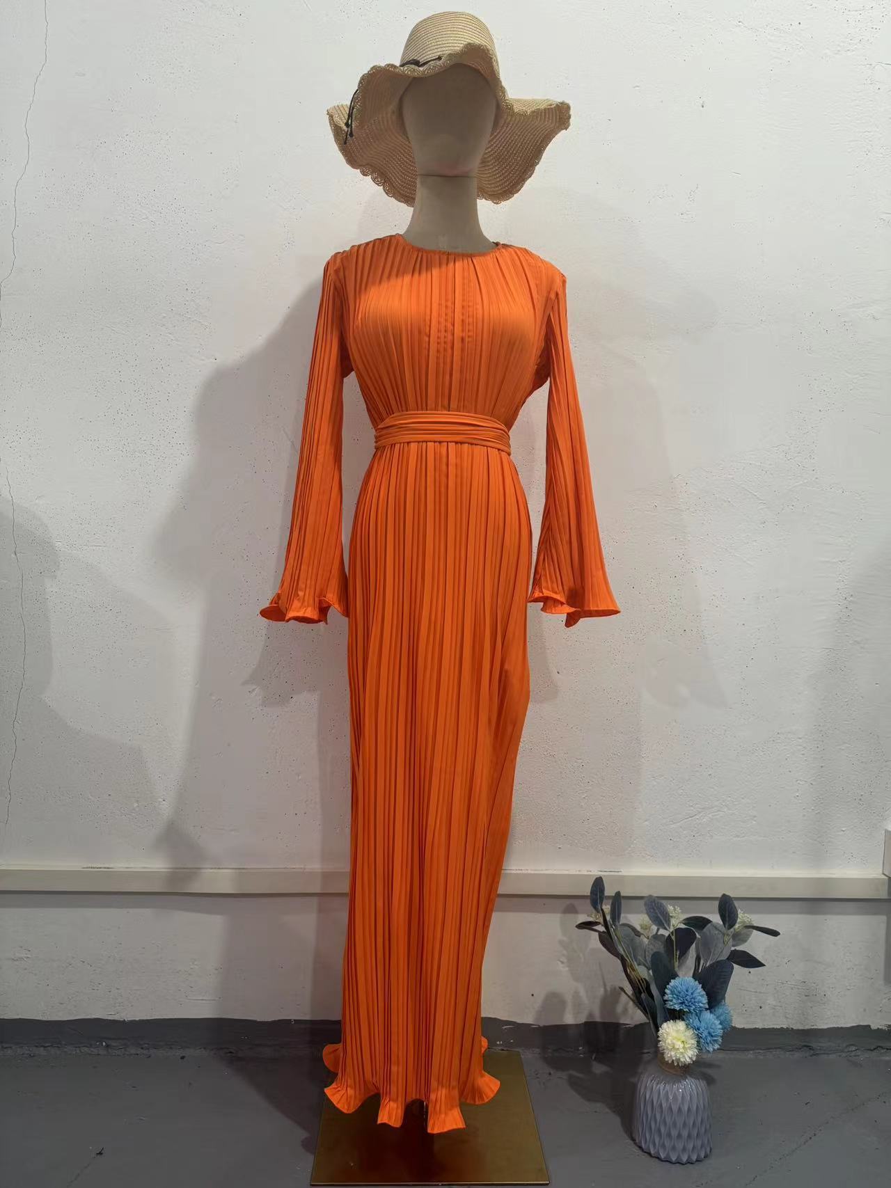2024 New Fashion Dress Long Women's Casual Solid Color Crewneck Small Size Sleeve Pleated Skirt